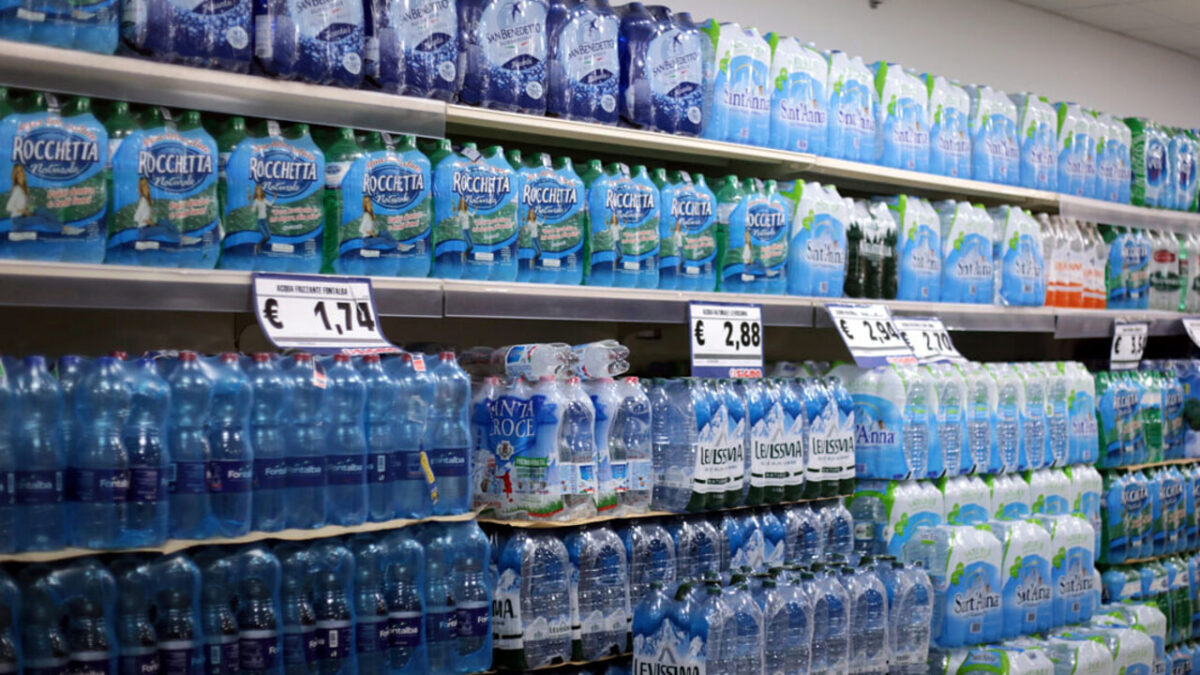 Richiamo di acqua minerale: queste 4 marche di acqua in bottiglia sono da evitare, avverte il governo