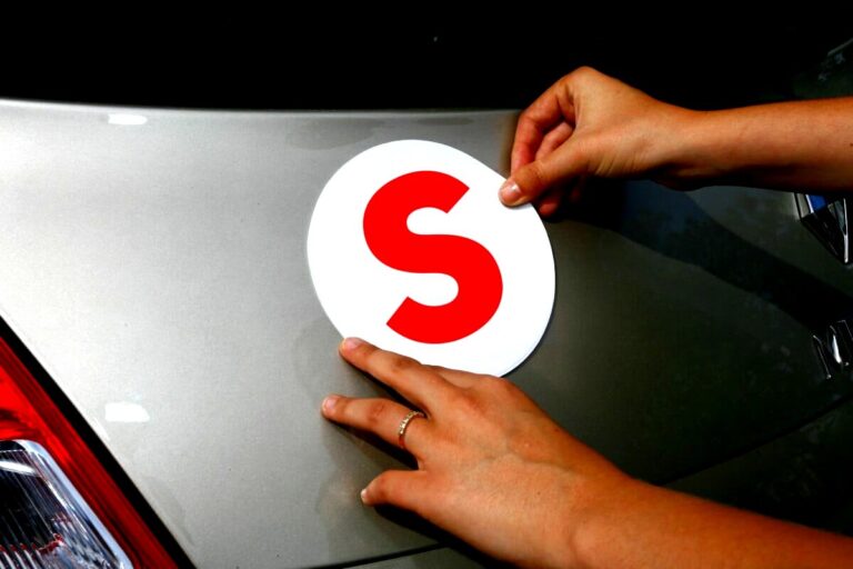 pilzarredo-e-arrivata-la-notizia-d-ora-in-poi-sara-obbligatorio-avere-un-bollino-s-sulle-auto-degli-