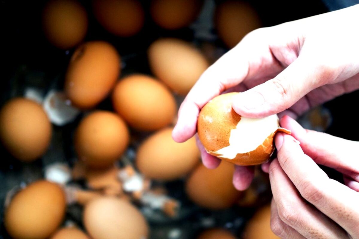pilzarredo-stanchi-di-rovinare-le-uova-sbucciandole-questo-chef-da-un-trucco-per-aprirle-in-un-pezzo