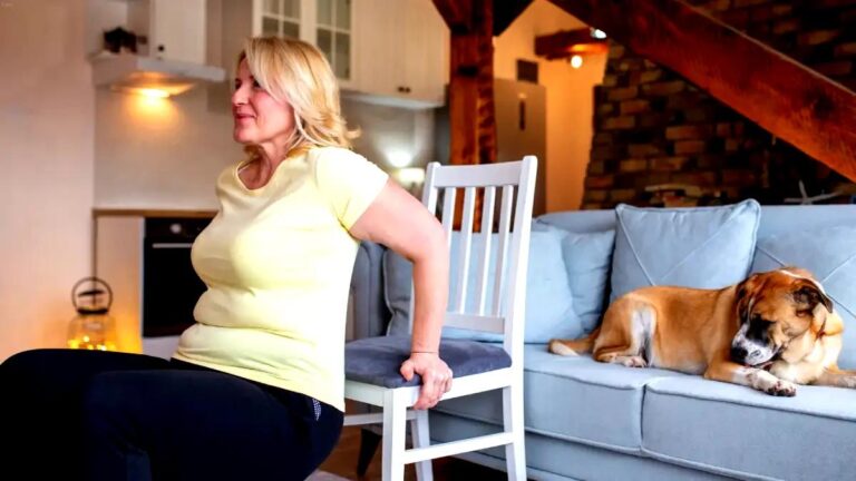 Dopo i 60 anni: meno stretching, più mobilità! 3 esercizi semplici sulla sedia per sciogliere schiena e spalle